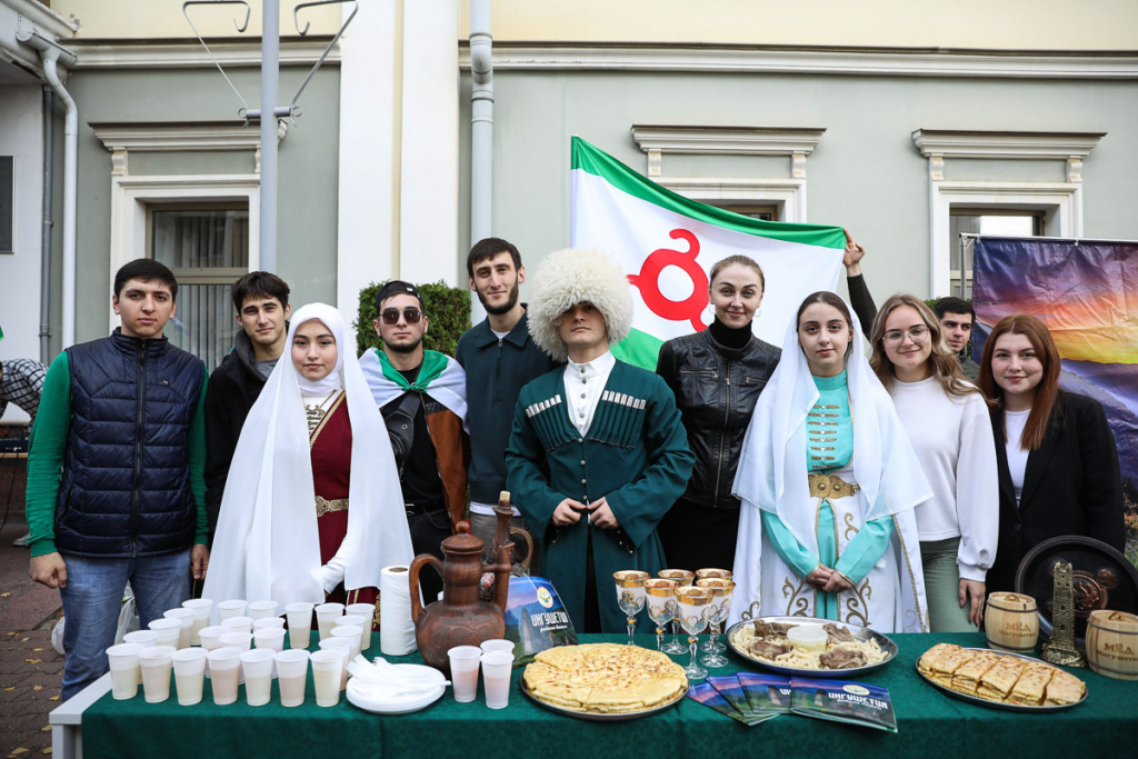 semya-skfo-v-skfu-zavershilsya-masshtabnyj-festival-kultur-i-narodov-ncfu-ru-01 (2).jpg