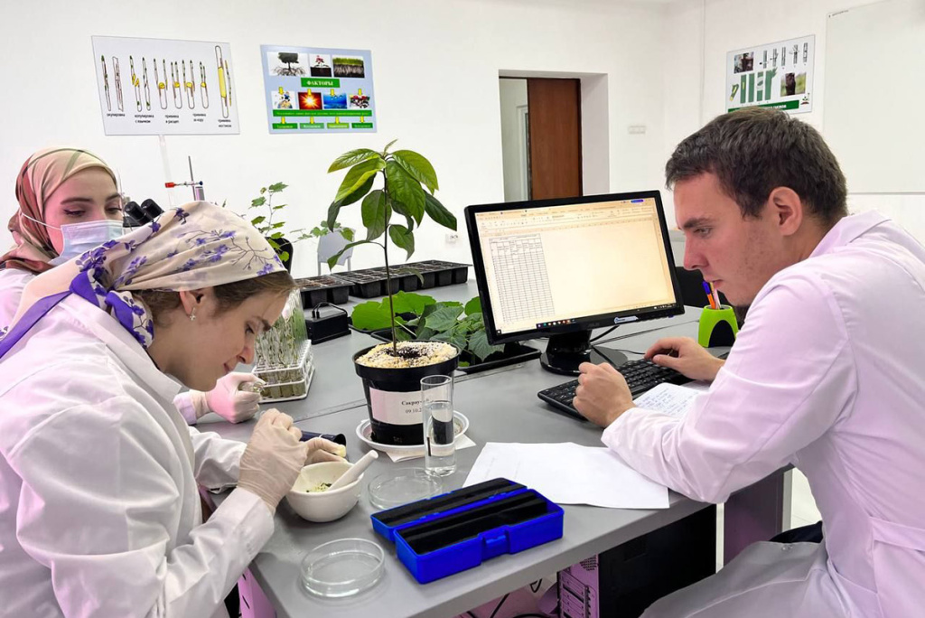 v-chgu-im-a-a-kadyrova-laboratoriya-razrabatyvaet-biotekhnologii-selskohozyajstvennyh-rastenij-dlya-regenerativnogo-zemledeliya-ncfu-ru-01 (2).jpg