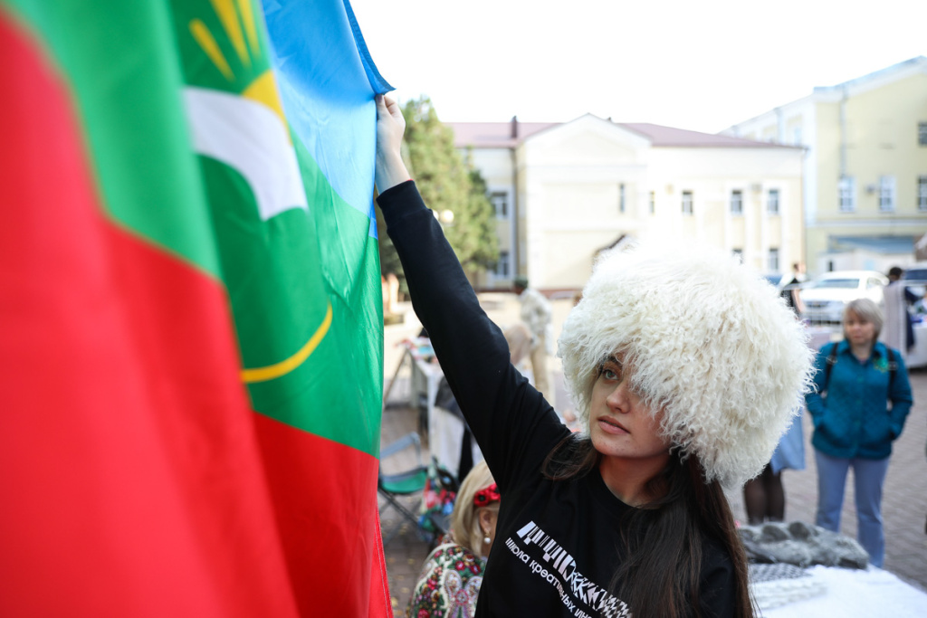 semya-skfo-v-skfu-zavershilsya-masshtabnyj-festival-kultur-i-narodov-ncfu-ru-01 (4).jpg