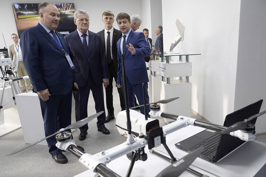 skfu-posetil-polnomochnyj-predstavitel-prezidenta-rf-v-skfo-yurij-chajka-ncfu-ru-01 (1).jpg