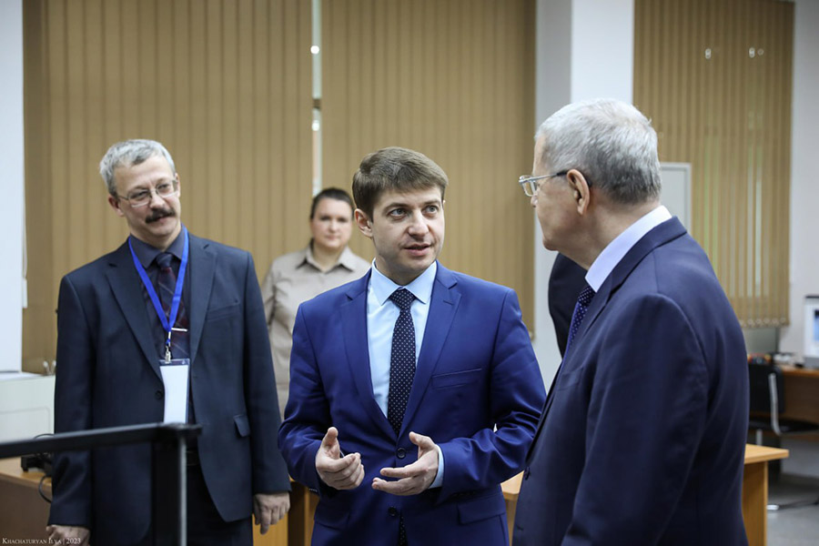 skfu-posetil-polnomochnyj-predstavitel-prezidenta-rf-v-skfo-yurij-chajka-ncfu-ru-01 (3).jpg