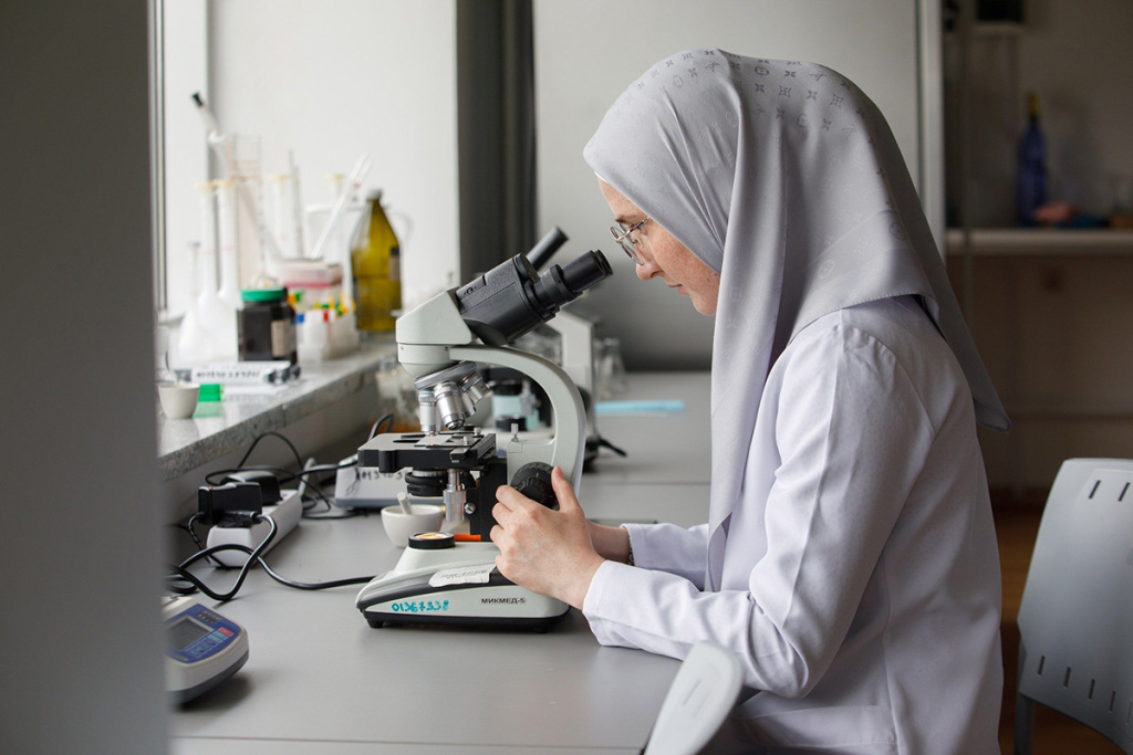 kollektiv-nol-ehkologicheskaya-fitofiziologiya-i-ehksperimentalnaya-bioklimatologiya-prodolzhaet-rabotu-po-sozdaniyu-metodiki-bioindikacii-gorodskoj-ehkosistemy-ncfu-ru-01 (1).jpg