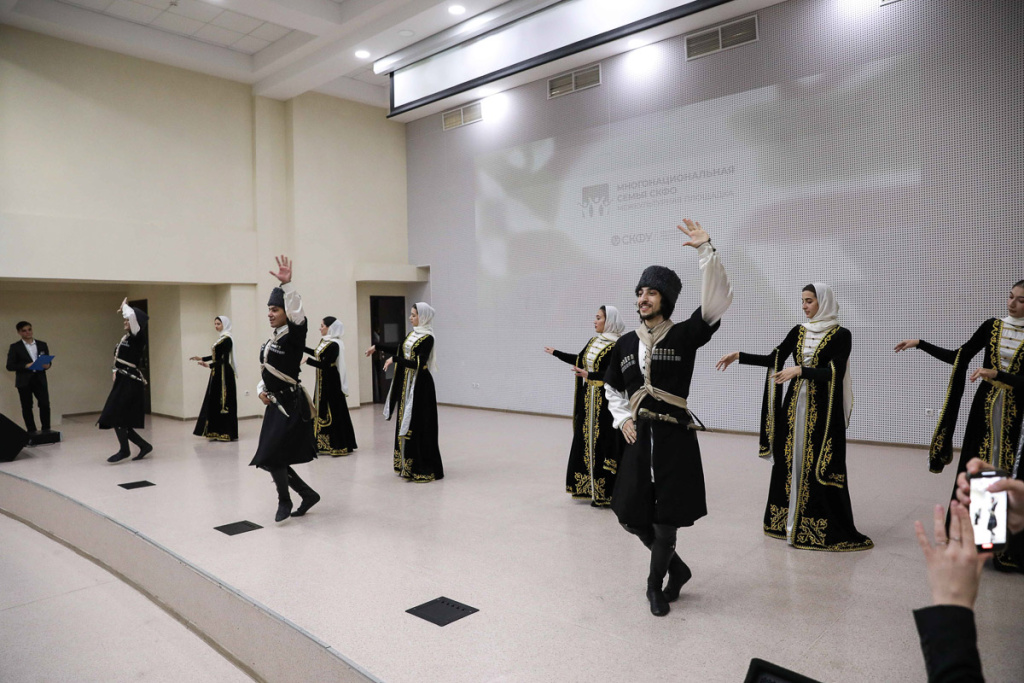 semya-skfo-v-skfu-zavershilsya-masshtabnyj-festival-kultur-i-narodov-ncfu-ru-01 (1).jpg